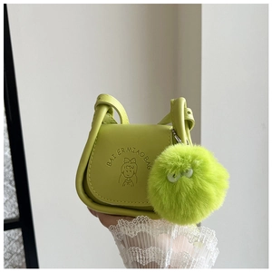 Détail du nano sac selle vert avec pendentif en peluche et logo embossé
