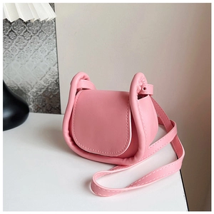 Dettaglio della mini borsa rosa a tracolla con bordi imbottiti e sottile spallina