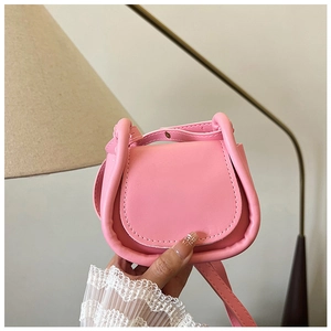 Dettaglio della piccola borsa a tracolla rosa con cuciture e chiusura a patta in pelle