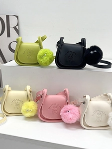Mini Sac Bandoulière En Simili Cuir Motif Dessin Animé Pochette Épaule Avec Breloque Boule Peluche Pour Femmes Et Filles