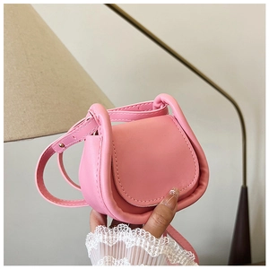Dettaglio mini borsa a tracolla rosa con design a U e finitura in pelle sintetica