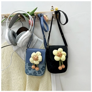 Détail de sacs bandoulière en denim floral et peluche noire avec fleurs 3D
