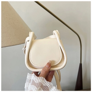 Dettaglio mini borsa a tracolla color crema con bordi spessi e finta pelle liscia premium