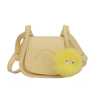 Borsa a sella gialla in ecopelle con goffratura a cartoni e ciondolo peluche morbido