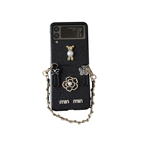 Custodia Samsung Z Flip in pelle con perle camelia e tracolla a catena dorata lusso