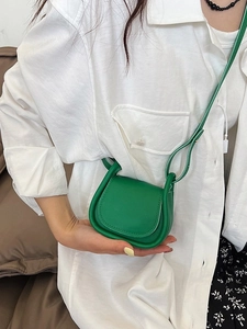 Mini borsa a tracolla verde smeraldo da donna con patta minimal e tracolla sottile