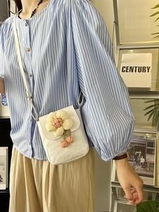 Mini sac à bandoulière blanc avec fleur 3D et texture ondulée pour femmes chic