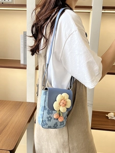 Mini sac bandoulière floral bleu clair avec breloque fleur jaune 3D pour femme