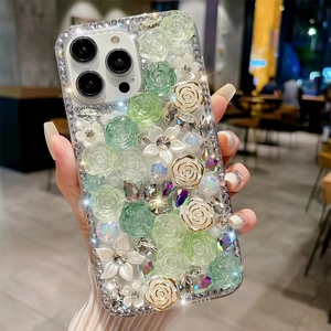 Detailansicht der Luxus iPhone-Hülle mit 3D-Rosen, Perlen und funkelnden Strasssteinen