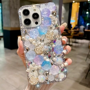 Detailaufnahme der iPhone Hülle mit 3D-Resin-Rosen, weißen Perlen und glitzernden Strass