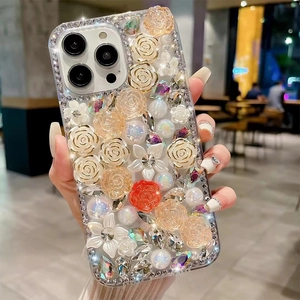 Makroaufnahme von 3D-Rosen und Straßsteinen auf einer luxuriösen iPhone-Schutzhülle
