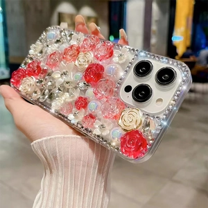 Detailansicht der Luxus-iPhone-Hülle mit roten Harzrosen, Perlen und Strasssteinen