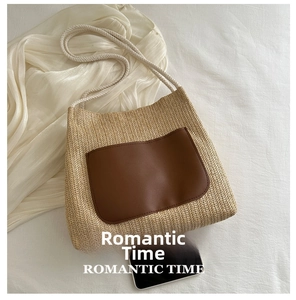 Détail du sac cabas tissé avec poche en cuir marron et anses en corde épaisse