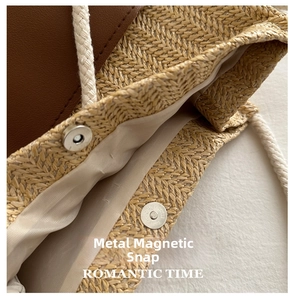 Gros plan du sac en paille tressée avec boucles magnétiques et doublure en tissu