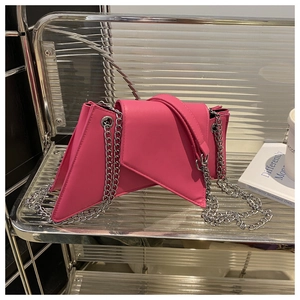 Vue détaillée du sac à main rose géométrique avec sa double bandoulière en chaîne