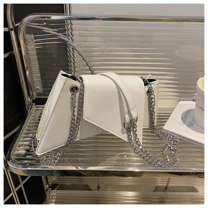 Détail du sac à bandoulière blanc asymétrique avec grosse chaîne en métal argenté
