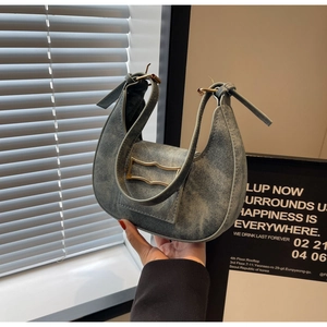Detail van de vintage gewassen denim halve maan tas met gouden geometrische metalen gesp