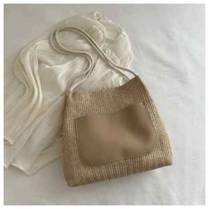 Sac à bandoulière minimaliste en paille avec poche en cuir et cordon en coton en vue de dessus