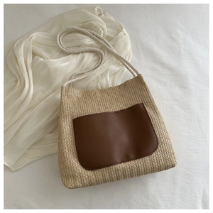 Sac fourre-tout minimaliste en paille avec poche en cuir marron et anses en coton