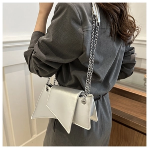 Sac bandoulière géométrique argenté avec finition métallique et chaîne sur modèle
