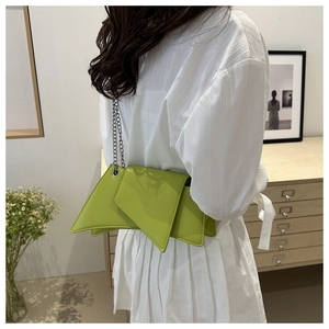 Détail du sac à bandoulière géométrique vert lime avec chaîne sur un mannequin
