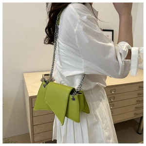 Sac bandoulière géométrique vert avocat unique avec chaîne argentée chic pour femmes