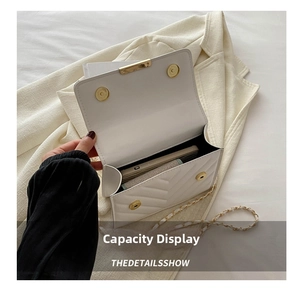 Innenansicht der weißen Stepptasche mit Stauraum für Smartphone und Zubehör mit Goldkette
