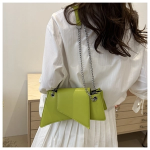 Vue détaillée d'un sac bandoulière vert vif avec un rabat au design asymétrique unique