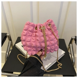 Dettaglio borsa a secchiello rosa plissettata con perle a coulisse e catena dorata
