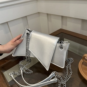 Sac bandoulière argenté moderne avec rabat géométrique asymétrique et chaîne chic