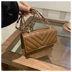 Nahaufnahme der braunen V-Stepp-Ledertasche mit eleganter goldener Kette und Verschluss