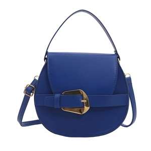Dunkelblaue Satteltasche mit goldener Hufeisenschnalle und verstellbarem Riemen