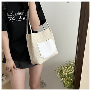 Sac à bandoulière rétro en paille pour femme avec poche frontale contrastée crème