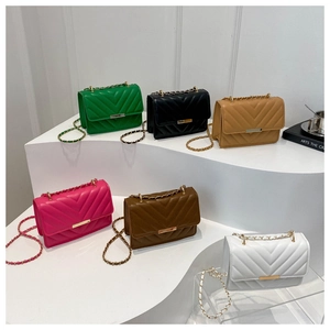 Kollektion gesteppter Umhängetaschen in sechs Farben mit Goldkette und V-Muster-Design