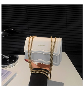 Detail of the white wavy flap crossbody bag with golden chain and logo branding