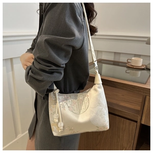 Sac bandoulière élégant en texture soie avec motifs floraux chinois sur un mannequin