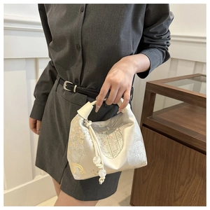 Gros plan détaillé d'un sac en satin avec broderie chinoise et cordon de serrage perlé