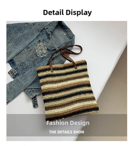 Dettaglio borsa tote intrecciata a mano con righe colorate e manici in pelle scura