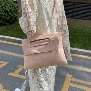 Sac à épaule en cuir plissé rose avec poignée découpée et bandoulière réglable
