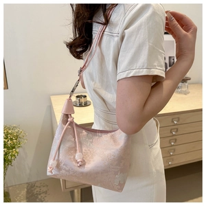 Détails du sac sous le bras en jacquard rose avec motif paysage et texture douce
