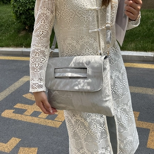 Sac à bandoulière argenté plissé avec design minimaliste pour femme style élégant
