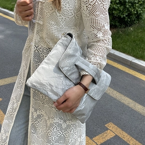 Sac à bandoulière argenté métallisé avec design plissé et rabat minimaliste