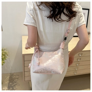 Détail du sac rose avec broderies chinoises traditionnelles et bandoulière réglable