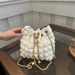 Borsa a secchiello bianca a bolle con catena dorata e perle per donne alla moda