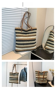 Collage di borsa tote a righe intrecciata con spalline in pelle marrone e ampio spazio
