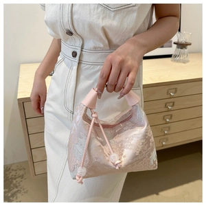 Détail du sac en soie brodée avec paysage chinois traditionnel et cordon à perles