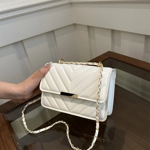 Elegante weiße Umhängetasche mit V-Steppung und luxuriösem goldenem Kettenriemen