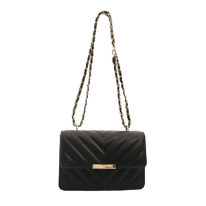 Klassische schwarze Umhängetasche mit Chevron-Steppung, Goldkette und Metallverschluss