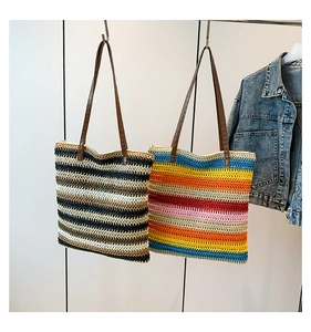 Dettaglio della trama intrecciata a strisce colorate e neutre della borsa tote
