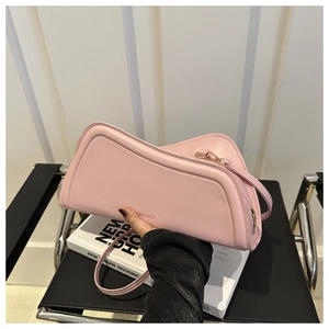 Detail of light pink curved shoulder bag with ON & BAGS lettering and metal zipper